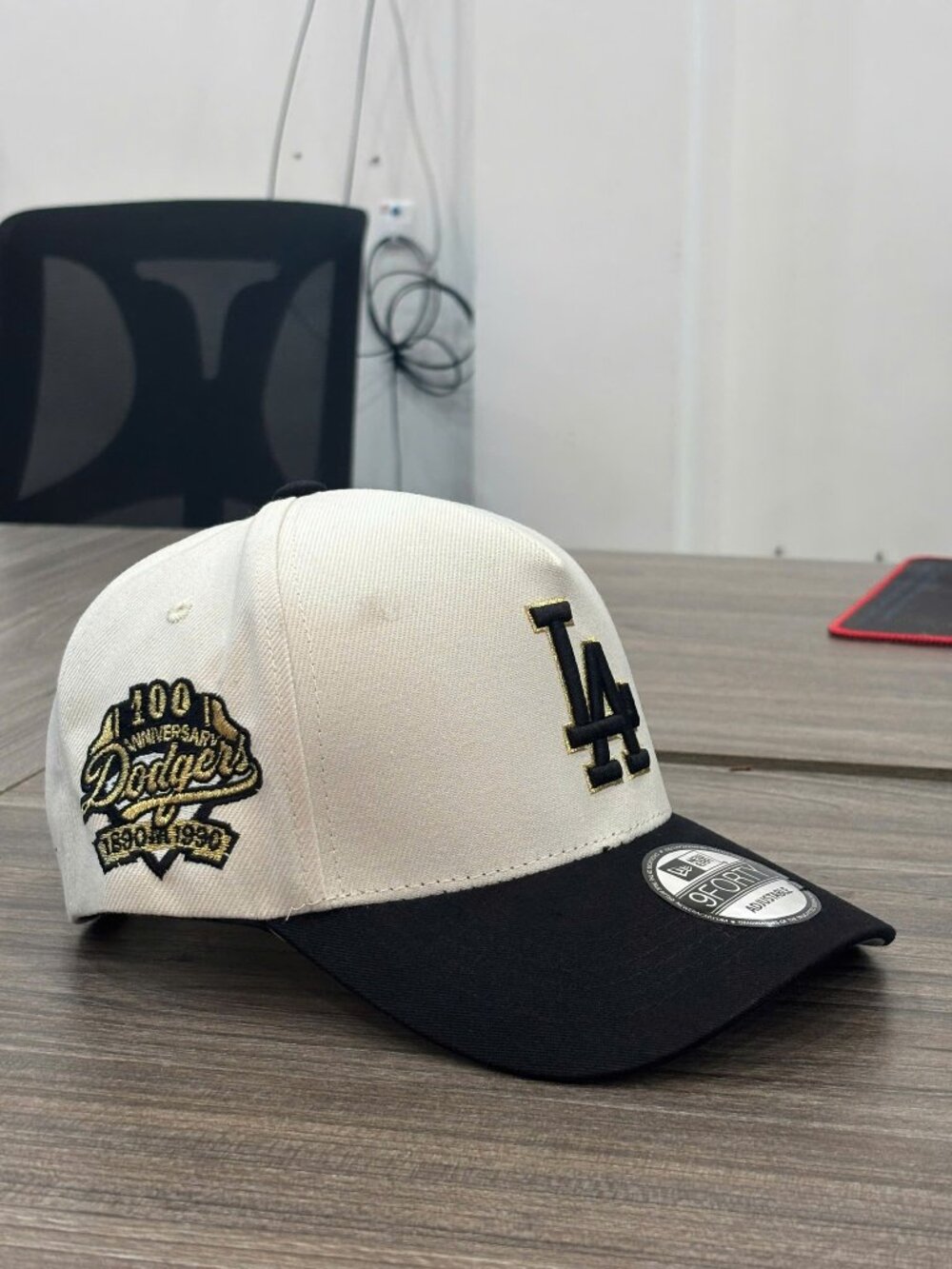 🧢 White & Black LA Baseball Cap